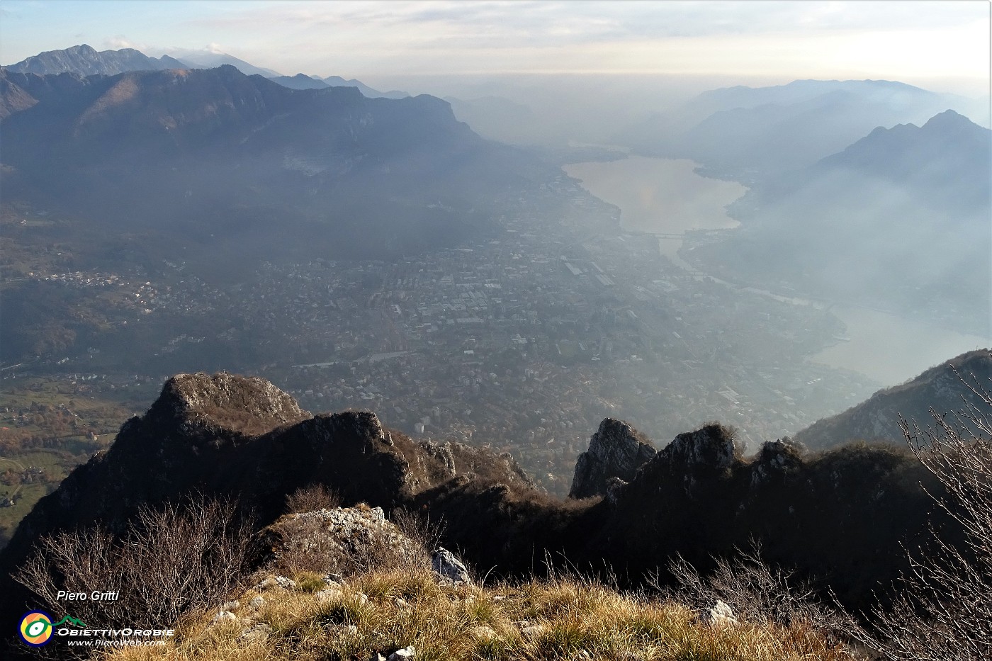 85 Sotto di noi a sx la Corna di Medale e poi laghi e monti....JPG